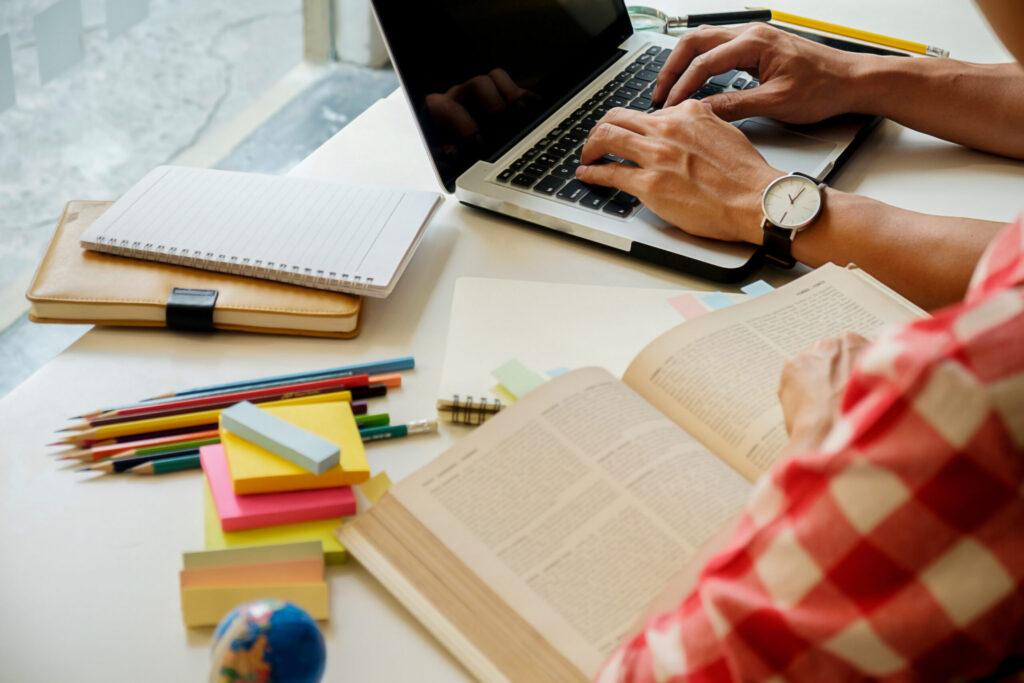 mujeres-educacion-notas-estudiar-naturaleza-lugar-de-trabajo